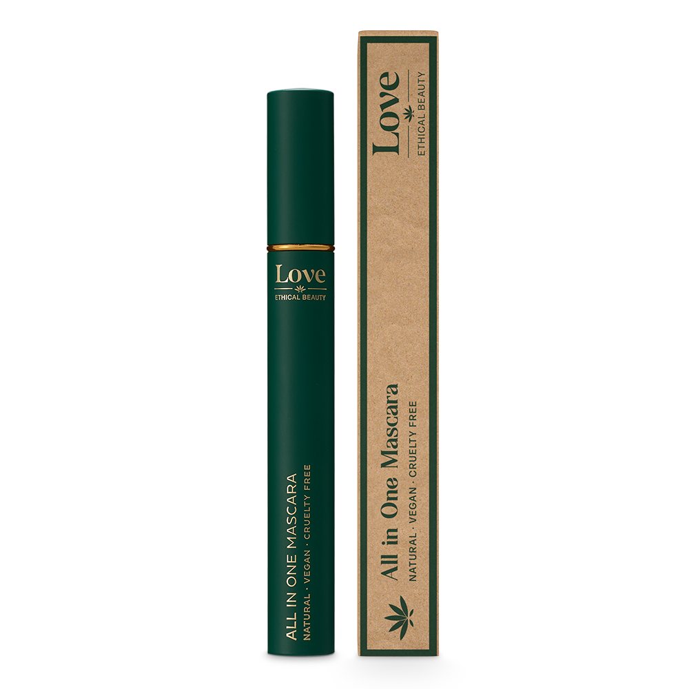 Groene huls All in One Natural Vegan Mascara van Love Ethical Beauty naast gerecycleerde kartonnen doos met logo op witte achtergrond